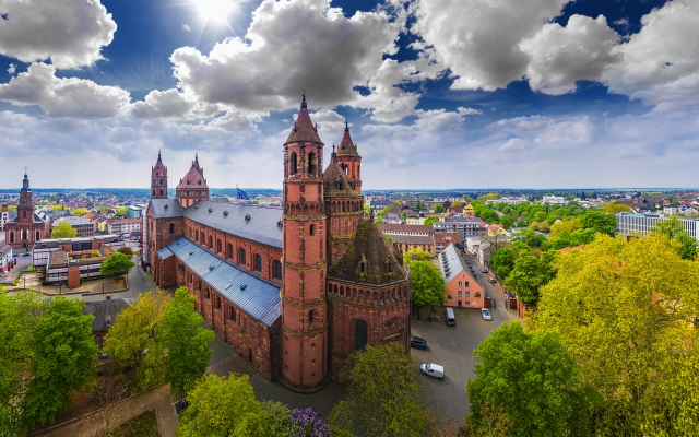 Luftaufnahme von Dom St. Peter in Worms, Deutschland