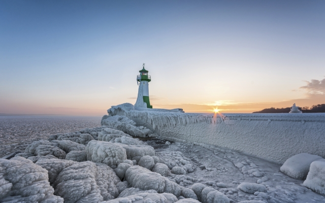 Winter auf der Insel Rügen, Leuchtturm Hafen Sassnitz