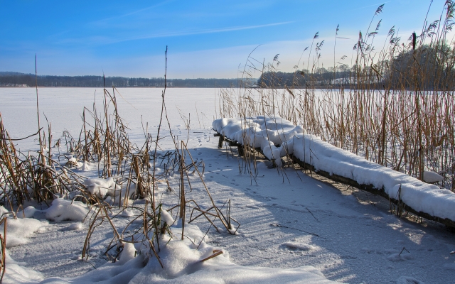 zugefrorener See und Pier in den Masuren