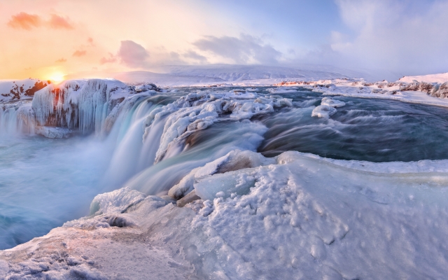 Godafoss, gefrorener Wasserfall im Winter bei Sonnenaufgang
