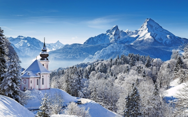 Kirche von Maria Gern mit Watzmann im Winter in Bayern, Deutschland