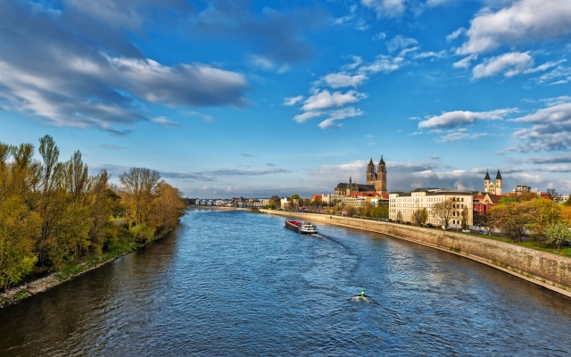 Magdeburg - Blick auf den Dom und die Elbe